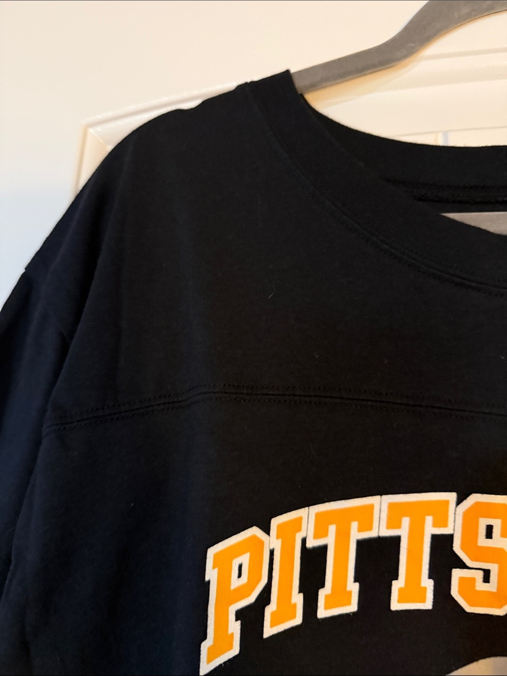 Pittsburgh Steelers women’s Black Short-Sleeve Team Tee - Picture 3 of 3
